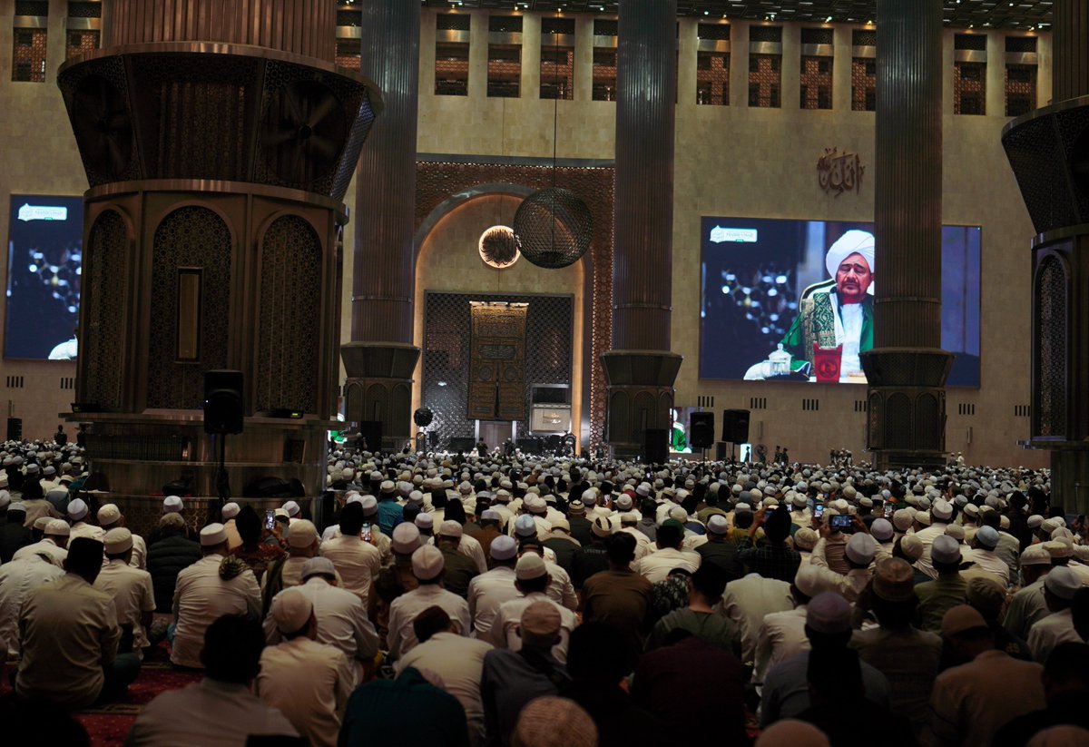habibomar's tweet photo. منظومة شعب الإيمان - 13 | الاحتراز عن اللباس - اللعب المنهي - التوسط في النفقة - الحسد

 في الدرس الثالث والأخير من دروس الفجر في رحلة إندونيسيا: شرح الحبيب عمر بن حفيظ شُعَب عظيمة من "شعب الإيمان" تتعلق باللباس والزينة، وترك الملاهي المحرمة، والاعتدال في الإنفاق، وتطهير القلوب من الحسد والغل، مبيناً سعة الشريعة في أدق تفاصيل حياة المسلم.
وأعقب الدرس كلمة لفضيلة الشيخ الدكتور نصر الدين عمر، وزير الشؤون الدينية وإمام مسجد الاستقلال.

​ تضمن الدرس:

​ شعبة الاحتراز عن اللباس المُحرم (الشعبة 40)

* ​سعة الشريعة: بيّن الحبيب عمر أن الشريعة الإسلامية تشمل كل جوانب حياة المسلم حتى لباسه والآنية التي يستخدمها، وهذا من عظمة الدين وحفظه للفطرة.
* ​الأحكام الخاصة بالرجال والنساء: فصّل تحريم لبس الحرير والذهب على الرجال البالغين، وحلّيتهما للنساء، موضحاً أن هذا التخصيص ليس تمييزاً بل هو وضع لكل جنس ما يوافق فطرته. واستثنى من ذلك بعض الحالات للرجال كخاتم الفضة، أو استخدام الذهب والفضة للضرورة الطبية (كجبر سن أو أنف).
* ​استخدام آنية الذهب والفضة: أكد على تحريم الأكل والشرب في أواني الذهب والفضة على الرجال والنساء والأطفال.
* ​اللباس والنية: أشار إلى أن من يلبس لباساً ليتباهى به أو ليتكبر ألبسه الله ثوب مذلة يوم القيامة، وأن التأنق مطلوب إذا كان بنية صالحة كستر العورة، أو التجمل للصلاة، أو التحدث بنعمة الله.
* ​الرد على دعوات التبرج: حذّر من مكائد الغرب في تدمير حياء المرأة المسلمة وجرّها للتبرج، مؤكداً أن مكانة المرأة وكرامتها محفوظة في الشريعة، وأن قرارها في بيتها أو عملها بحشمة هو صمام الأمان للمجتمع.

للاستماع والحفظ
https://t.co/4UloODWMdd
 للمشاهدة:
https://t.co/7wd3UJmAth

 الدرس الثالث عشر للعلامة الحبيب عمر بن حفيظ في شرح كتاب "قامع الطغيان على منظومة شعب الإيمان" للإمام نووي البنتني الجاوي، في مسجد الاستقلال، في جاكرتا، الثلاثاء 2 جمادى الأولى 1448هـ

تابع: قائمة: دروس شرح قامع الطغيان على منظومة شعب الإيمان
https://t.co/ewvu8cwDDj

#الحبيب_عمر_بن_حفيظ #habibumar #habibumarbinhafidz #شعب_الإيمان #درس_الفجر #قامع_الطغيان