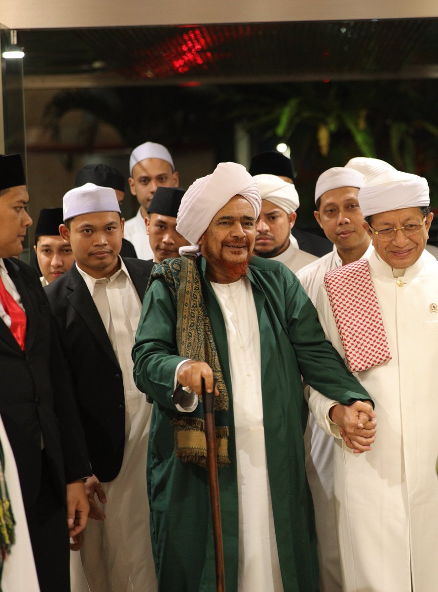 habibomar's tweet photo. منظومة شعب الإيمان - 13 | الاحتراز عن اللباس - اللعب المنهي - التوسط في النفقة - الحسد

 في الدرس الثالث والأخير من دروس الفجر في رحلة إندونيسيا: شرح الحبيب عمر بن حفيظ شُعَب عظيمة من "شعب الإيمان" تتعلق باللباس والزينة، وترك الملاهي المحرمة، والاعتدال في الإنفاق، وتطهير القلوب من الحسد والغل، مبيناً سعة الشريعة في أدق تفاصيل حياة المسلم.
وأعقب الدرس كلمة لفضيلة الشيخ الدكتور نصر الدين عمر، وزير الشؤون الدينية وإمام مسجد الاستقلال.

​ تضمن الدرس:

​ شعبة الاحتراز عن اللباس المُحرم (الشعبة 40)

* ​سعة الشريعة: بيّن الحبيب عمر أن الشريعة الإسلامية تشمل كل جوانب حياة المسلم حتى لباسه والآنية التي يستخدمها، وهذا من عظمة الدين وحفظه للفطرة.
* ​الأحكام الخاصة بالرجال والنساء: فصّل تحريم لبس الحرير والذهب على الرجال البالغين، وحلّيتهما للنساء، موضحاً أن هذا التخصيص ليس تمييزاً بل هو وضع لكل جنس ما يوافق فطرته. واستثنى من ذلك بعض الحالات للرجال كخاتم الفضة، أو استخدام الذهب والفضة للضرورة الطبية (كجبر سن أو أنف).
* ​استخدام آنية الذهب والفضة: أكد على تحريم الأكل والشرب في أواني الذهب والفضة على الرجال والنساء والأطفال.
* ​اللباس والنية: أشار إلى أن من يلبس لباساً ليتباهى به أو ليتكبر ألبسه الله ثوب مذلة يوم القيامة، وأن التأنق مطلوب إذا كان بنية صالحة كستر العورة، أو التجمل للصلاة، أو التحدث بنعمة الله.
* ​الرد على دعوات التبرج: حذّر من مكائد الغرب في تدمير حياء المرأة المسلمة وجرّها للتبرج، مؤكداً أن مكانة المرأة وكرامتها محفوظة في الشريعة، وأن قرارها في بيتها أو عملها بحشمة هو صمام الأمان للمجتمع.

للاستماع والحفظ
https://t.co/4UloODWMdd
 للمشاهدة:
https://t.co/7wd3UJmAth

 الدرس الثالث عشر للعلامة الحبيب عمر بن حفيظ في شرح كتاب "قامع الطغيان على منظومة شعب الإيمان" للإمام نووي البنتني الجاوي، في مسجد الاستقلال، في جاكرتا، الثلاثاء 2 جمادى الأولى 1448هـ

تابع: قائمة: دروس شرح قامع الطغيان على منظومة شعب الإيمان
https://t.co/ewvu8cwDDj

#الحبيب_عمر_بن_حفيظ #habibumar #habibumarbinhafidz #شعب_الإيمان #درس_الفجر #قامع_الطغيان
