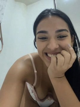 Luabranka_'s tweet photo. O vid£0 dela: 😍          /             Eu assistindo sem acreditar: 😵

nos comentários ... https://t.co/m9pu7IDaBI