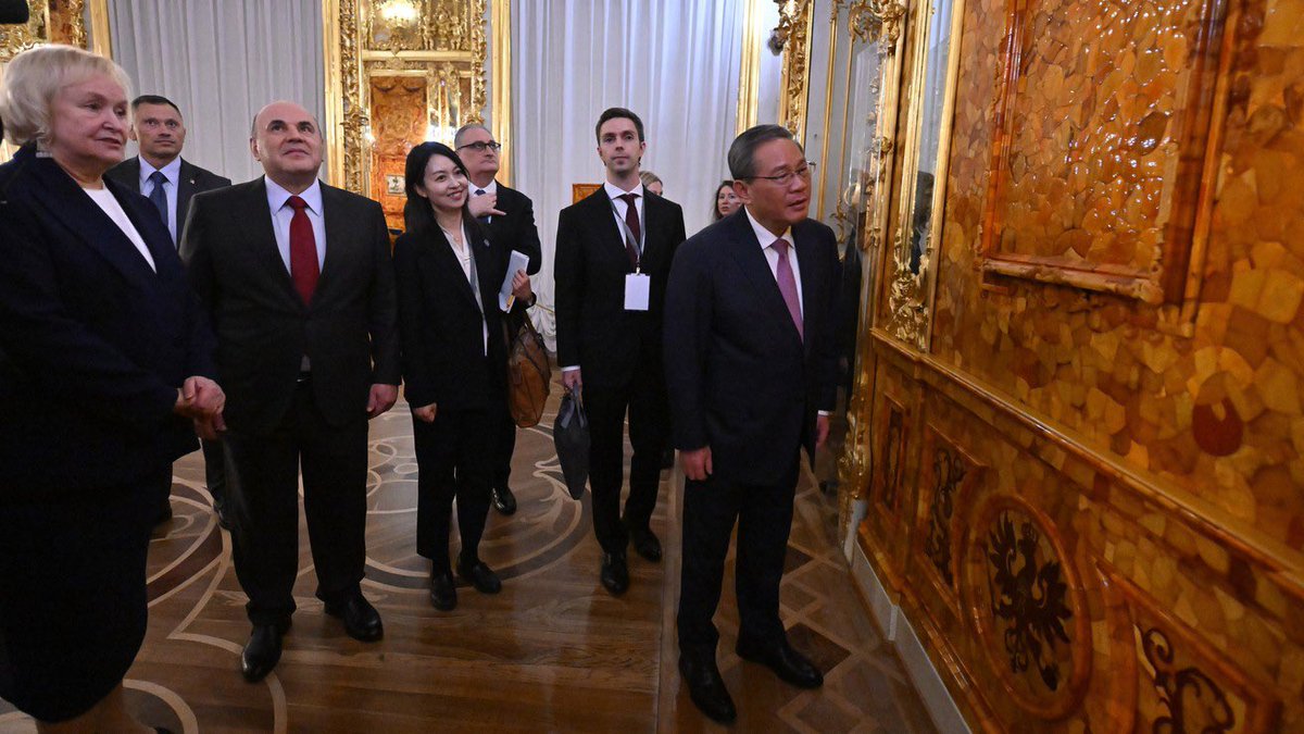 1860rm's tweet photo. 🇨🇳🇷🇺 The future is definitely cooperating with Russia and China. 

Chinese Premier Li Qiang is in St Petersburg for discussions with his counterpart, Russian Premier Mikhail Mishustin, on the issues of trade, economics, industry, energy, culture, and education. 

Li was given a tour of the palaces of Catherine and of Alexander I at the Tsarskoye Selo, and was shown the Chinese Hall of Catherine the Great. 

The palace of Tsarskoye Selo was also the site of the Imperial School, which the young Alexander Pushkin attended and at which he had made his debut as a poet.

They were joined by the Minister of Culture, Olga Lyubimova, and the First Deputy Minister of Finance, Irina Okladinkova.