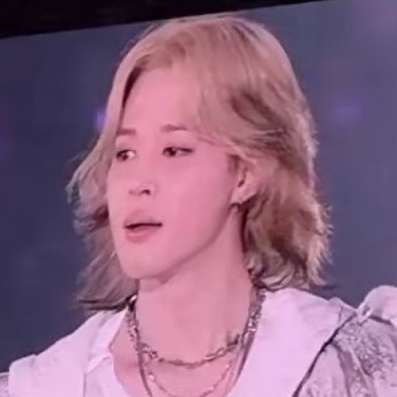 estrojimin's tweet photo. i think its the lighting but it kinda looks like he has black fox tips.. and his lil bob its so CUTEEE https://t.co/wIjH16ToE5