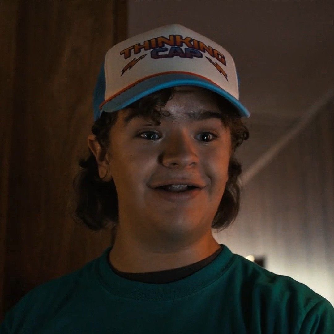 H3nderkatz's tweet photo. Dustin Henderson *specifically* in season 4, in his turquoise shirt and light blue ‘Thinking Cap’ . He’s very green coded to me, or maybe I’m just being a nerd but he’s just the cutest is he not? 💚(>_<) https://t.co/g34pYLWTU7
