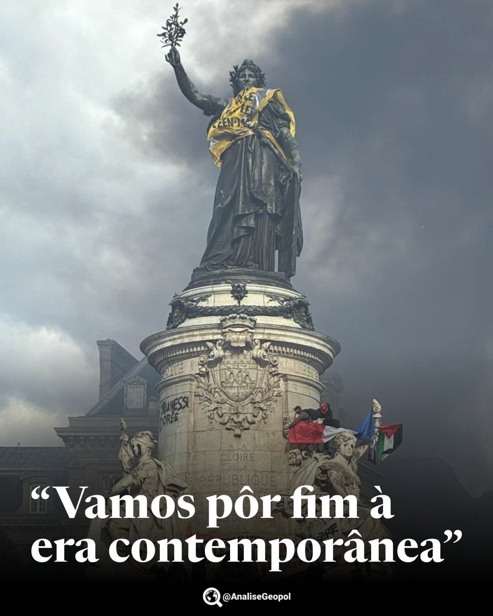 AnaliseGeopol's tweet photo. 🇫🇷 Esquerda radical francesa assume protagonismo das manifestações populares em andamento contra o governo Macron, adotando a frase "vamos pôr fim à era contemporânea" como lema. Grandes protestos estão marcados para o dia 24 de outubro de 2026, com o governo francês anunciando medidas como toque de recolher e repressão policial para enfrentar a revolta popular.