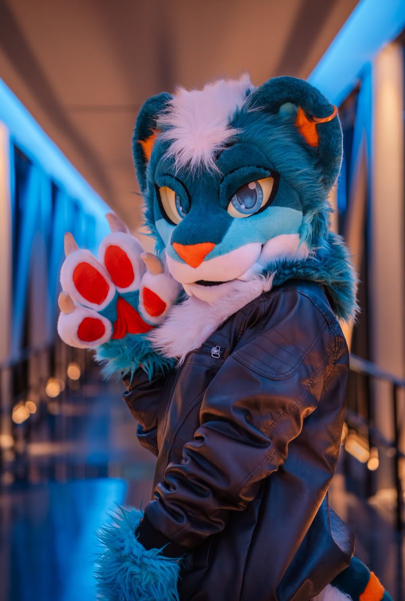 NavXstorm's tweet photo. @Hugz_N_Snugz Oh! And have some suit pics aside https://t.co/BOERUoZpdj