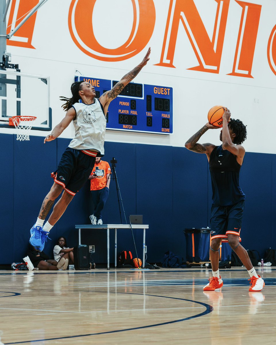 UTSAMBB's tweet photo. Reps On Repeat 🔂

#BirdsUp🤙 | #LetsGo210 https://t.co/btPBIviZf8