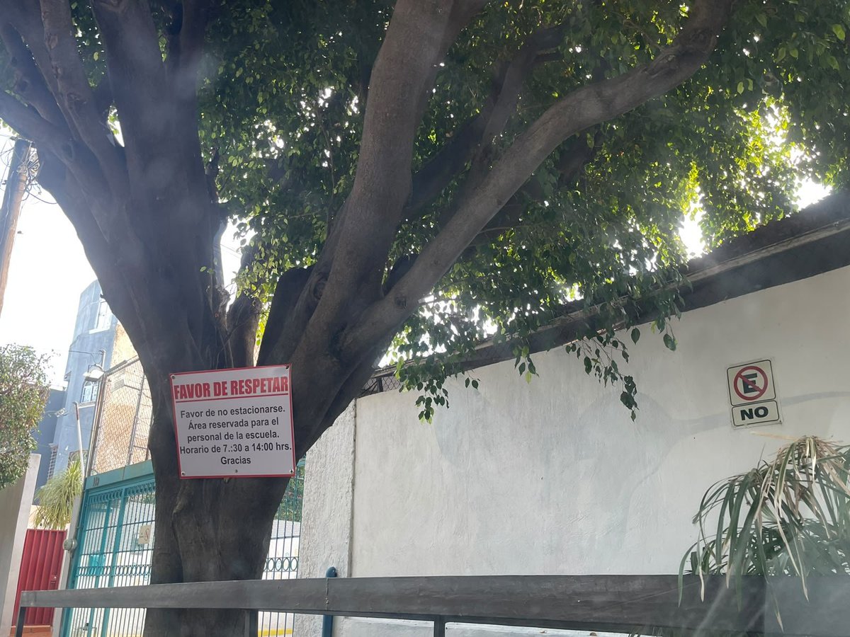 Leon23764852's tweet photo. @PoderAG_Zap @InspZapopan En Zapopan se compran espacios y se pueden poner donde quieran es fácil y nadie te dice nada. https://t.co/Po1HxQhmNo
