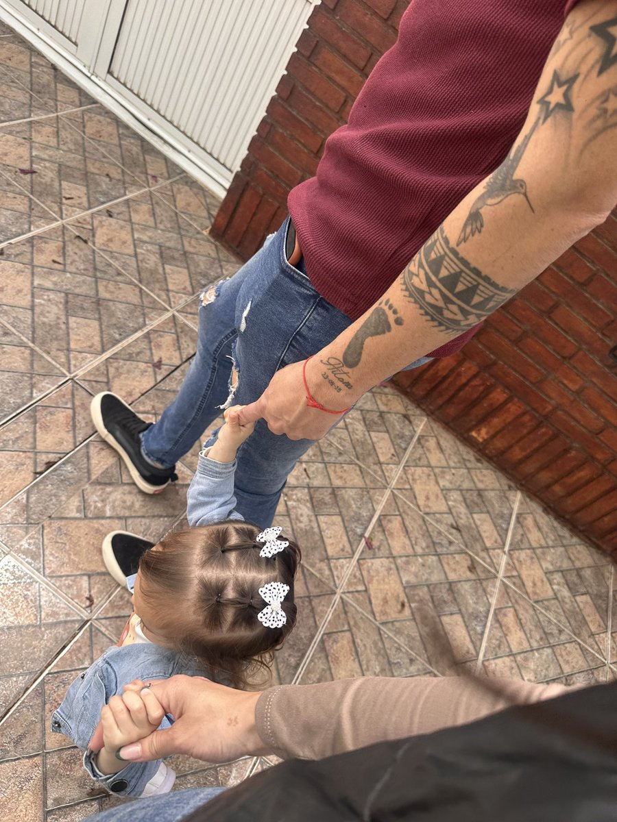 AntoGarnica3's tweet photo. Siempre los 3 de la mano 🥰 
Nuestra niña soñada y amada desde antes de saber que venía en camino, hoy la vemos y está tan grande y la nostalgia que nos agarra no tiene explicación https://t.co/dczy9n9DGe