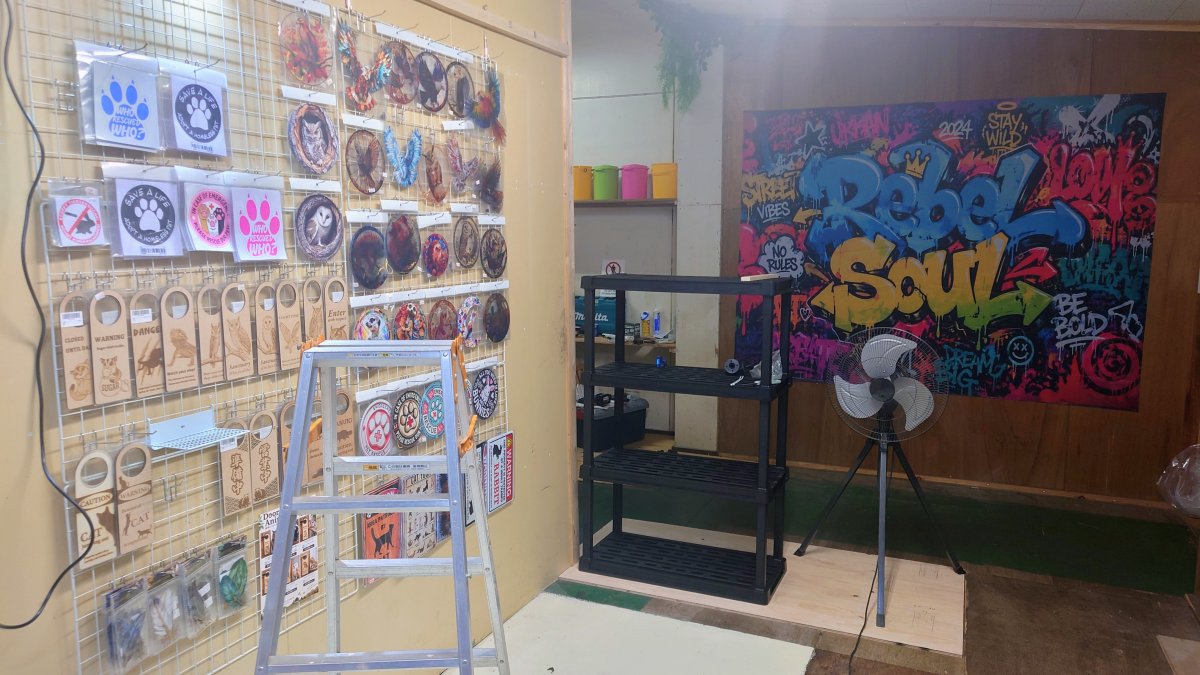 1996SF's tweet photo. 【総本家たぬき村、ガレージマーケット始めます。】

連日、朝から晩まで続いていたDIY。いったい何を作っているのかというと、実は週末限定のガレージマーケットを準備していました。

撮影現場やイベントなどで使ってきた水槽、トロ舟、ブラックケージ、バリケン、鳥カゴをはじめ、新品・中古・アウトレットの飼育用品、ペットフード、昆虫用品、各種アニマルグッズなどを販売します。

通販では扱いにくかった大型商品や、倉庫に眠っていた掘り出し物もいろいろ。もちろん、タヌキ好きが贈る、タヌキ好きのためのタヌキ雑貨もご用意します。

大阪府堺市にある自社施設の一角で、10月31日（土）・11月1日（日）に初開催。以降も土日祝を中心に不定期開催します。

営業は完全予約制。1組最大2名、1枠50分で、お買い物のほか、動物の飼育に関する個別相談も承ります。

なお、肝心の売場は現在も絶賛準備中。商品を並べるどころか、まだ作業道具が幅を利かせています。

完成したスペースをお披露目するつもりが、準備している人間のほうが先に完成しなくなりそうです。

予約受付の開始と詳しいご利用案内は、改めてお知らせします。開催までの準備風景や販売予定の商品も、少しずつご紹介していきます。