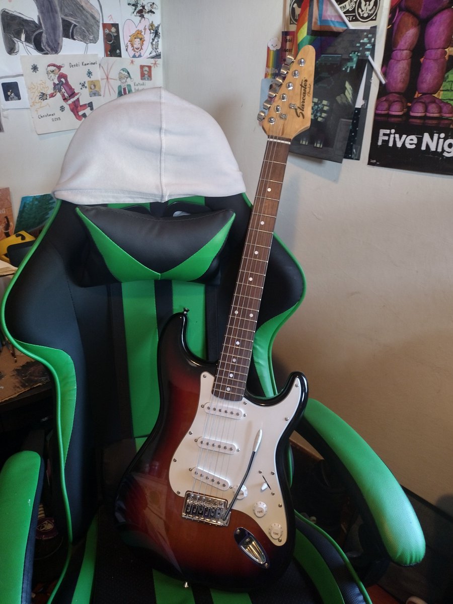 CloversPride's tweet photo. I have a fucking guitar 

Can't play shit but it looks cool https://t.co/pXYadwWhXu