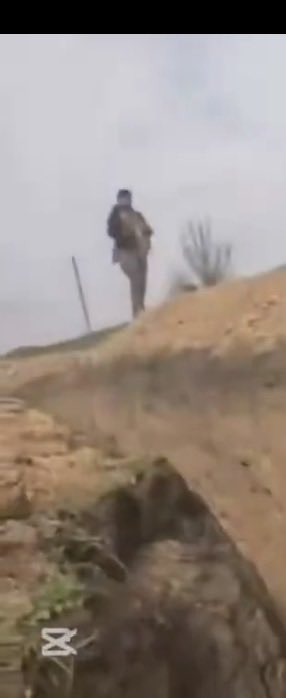 freakilystr8's tweet photo. @War_footageX Is this training? Otherwise why is dude just standing openly in the battlefield https://t.co/uFz9507CVN