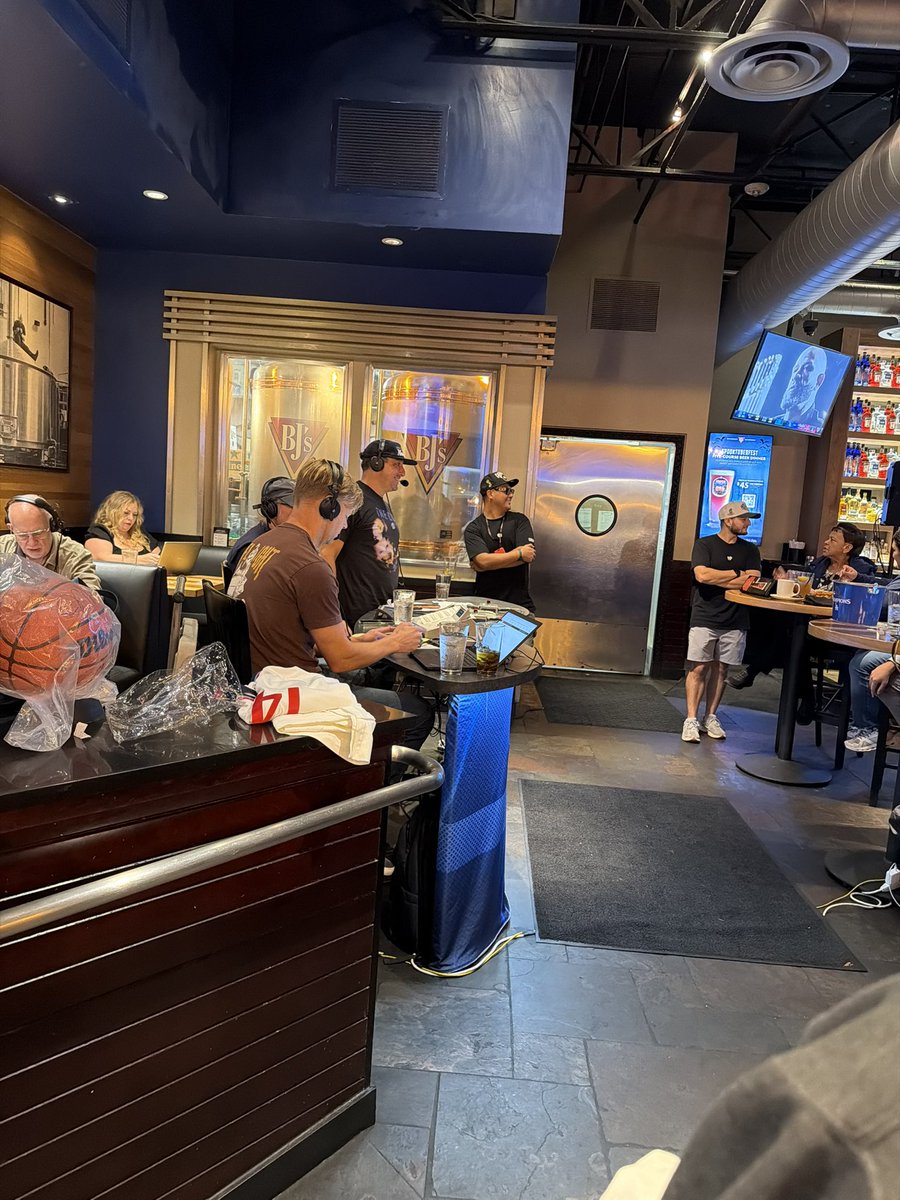 followMissak's tweet photo. When @PetrosAndMoney show up at your hometown @bjsrestaurants. You gotta pop in. #Montebello #90604 https://t.co/v9Ms42aF8S