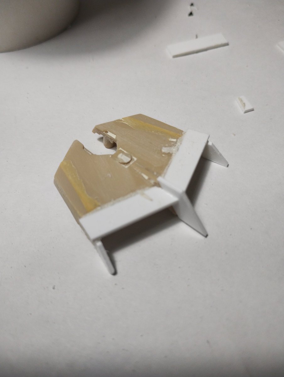 okoge_modeler's tweet photo. （接着作業）
適当にプラ板を切って接着しています🤓

接着は瞬間接着剤を使用。溶剤系だと後でヒケが出やすいので、最近は瞬着ばかり使っています。 https://t.co/w6nQYglt0F