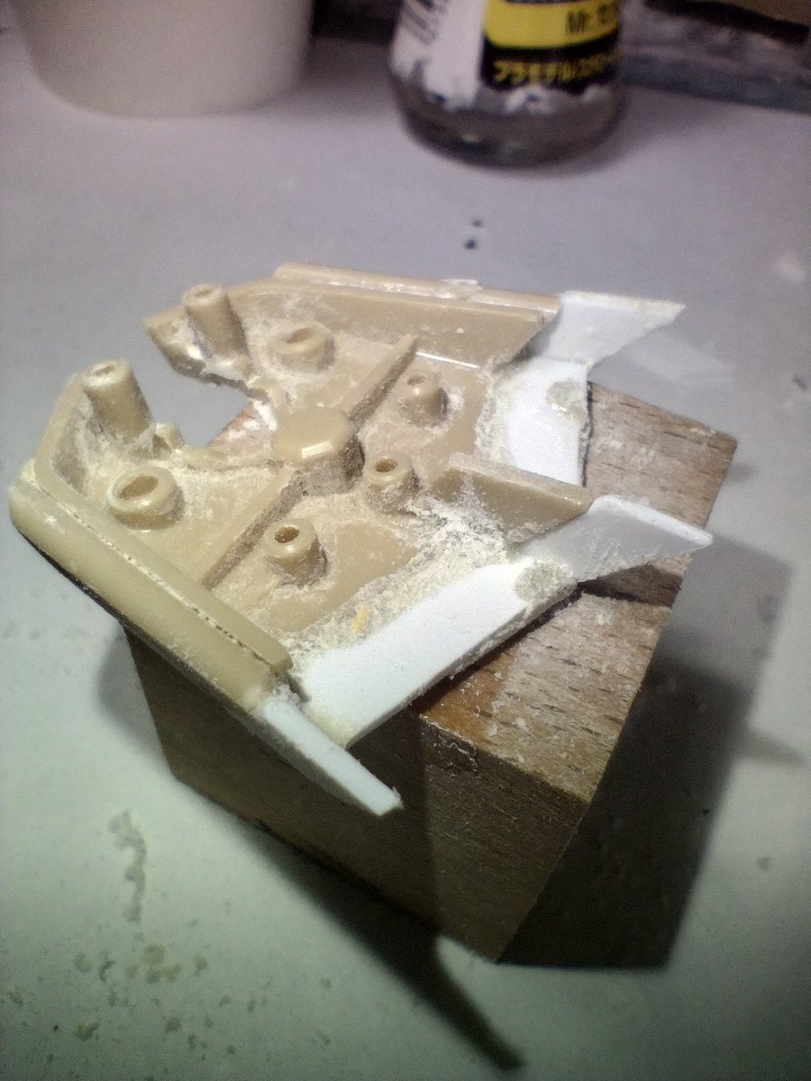 okoge_modeler's tweet photo. （仕上げ）
途中で尾翼部分が邪魔になったので一旦カットしました。後で再生することを誓います✌️

適当にヤスリで整えて、こんな感じになりました～😊 https://t.co/hfu4Fi0DI7