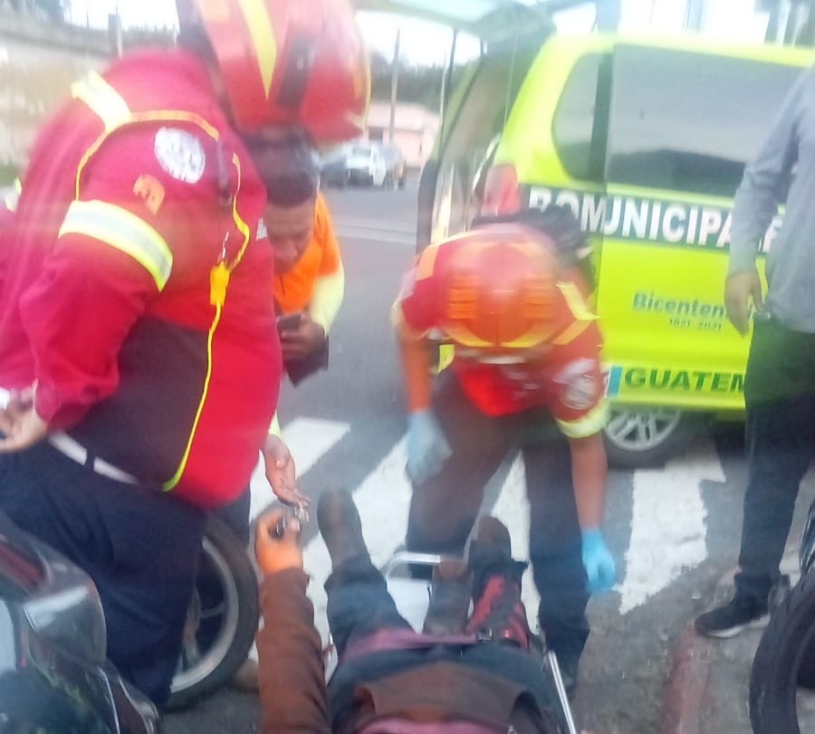 Colisión entre motocicleta y automóvil 📍 Avenida Petapa 11 calle zona 12 Bomberos en auxilio de conductor de motocicleta, quien es trasladado a centro asist…