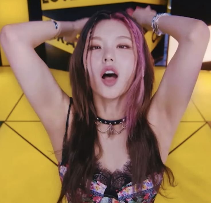 iamnewextra's tweet photo. The face card 😈🥵🥵 she have something inside #YEJI https://t.co/SvtuVa4itH
