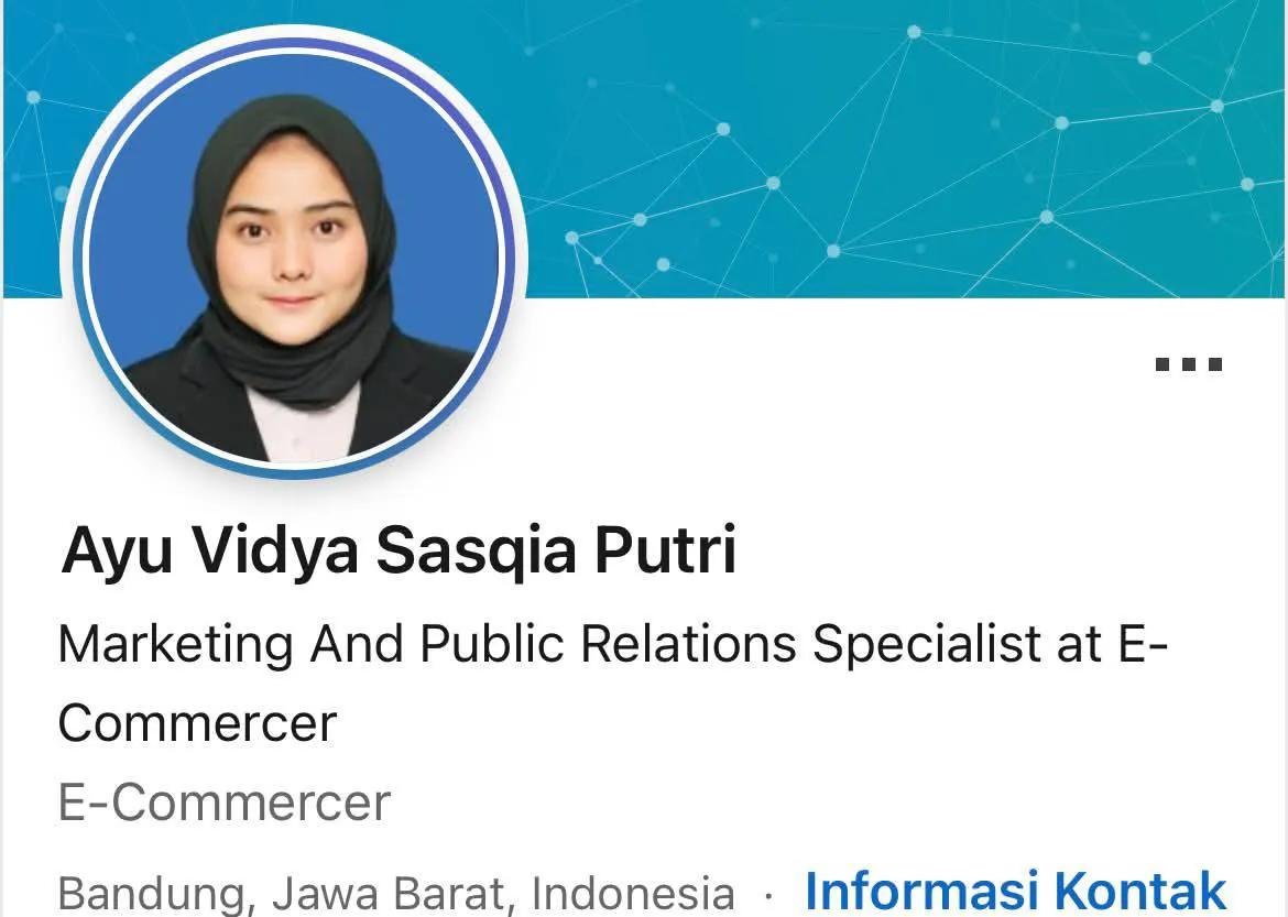562side's tweet photo. alumni telkom univ ✅
keturunan kasepuhan cirebon ✅
punya emotional intelligence yang baik ❌

orgil, anak sendiri dihajar smp segitunya, masak keturunan kasepuhan cirebon gak mampu beli 2 stroller buat 2 anaknya sih???

cuma gara-gara anak yang satunya naik ke stroller, si ibu sama bapaknya ini langsung ngehajar anaknya tanpa ampun, ORGIL ANJIR GAK PANTES JD MANUSIA