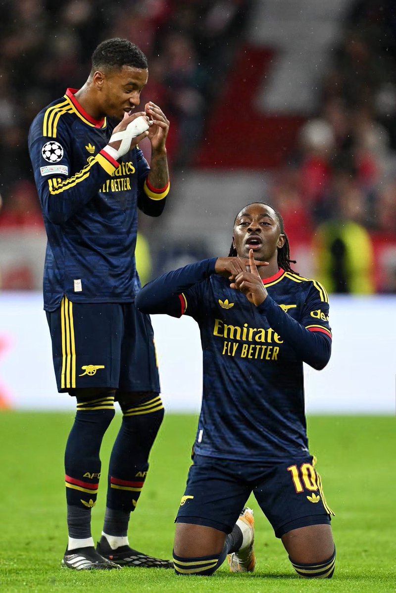Xtratime_FT's tweet photo. The attacking front is not mentioned, Eze played very well tonight with LW, but another aspect where Eze scored is his positivity in defense. In Arsenal, currently, no player is allowed to be exempt from defensive duties, the strikers must be the first line of defense.

Previously, Eze was criticized for this, but certainly not yesterday. A very energetic, very inspiring, and very hardworking Eze is a very positive change. #ars