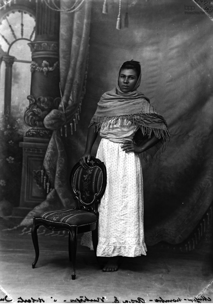 UniversoCentro's tweet photo. El primer caso de travestismo en Colombia fue documentado en 1912 por Benjamín de la Calle. 

Para su reseña judicial, a Rosa Emilia Restrepo se le fotografió dos veces: con traje masculino, como Roberto Durán, y con vestido, como Rosa Emilia. Fue procesada por el delito hurto, aunque la revista que reseñó el caso en aquel entonces aseguraba que solo recaían sobre ella “algunas sospechas”, y también por el delito de rechazar el vestido correspondiente a su sexo.

Esta historia la publicamos en 2013 en la edición #UC45, cuando la prensa barranquillera contó el caso de Rosalinda, una travesti capturada bajo cargos de secuestro, extorsión y tortura. Los reporteros no resistieron la tentación de decir que Geovanni Alberto Lambraño “se escondía bajo el disfraz de Rosalinda” para evadir la justicia.

Hoy volvemos a traerla, para dominio público, ya que parece que se sigue insistiendo en ocultarla.

Léala completa aquí: https://t.co/rpfP8Hztwo

Fotografías: Benjamín de la Calle. Archivo Fotográfico @BPPiloto.