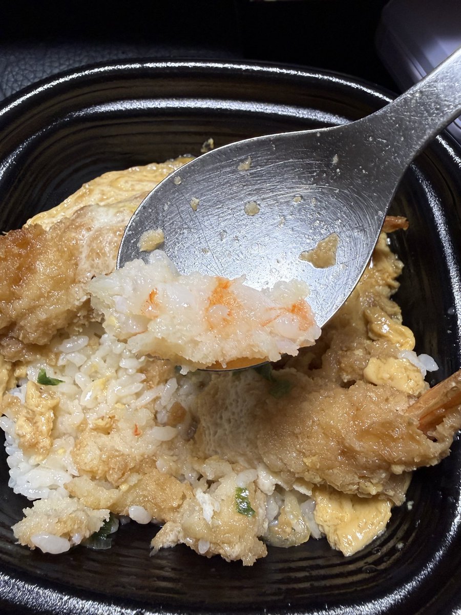 workouteating's tweet photo. きまぐれクックのローソンコラボ
エビフライ卵とじ丼を食べた率直な感想

エビフライの見た目は凄い大きいんだけど、中身のエビが小さすぎて、裏切られた感
衣と卵と天つゆの味しかしなかったな(味付けは美味しい)

話題になってる���あんかけチャーハンも食べてみようかな https://t.co/8htNrAnggN