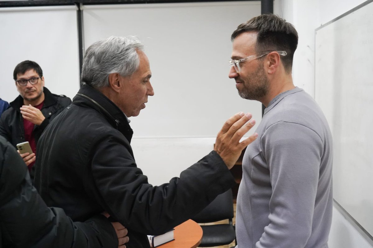 joserarteaga's tweet photo. La patria no se vende ♥️🇦🇷

Asistimos el conversatorio “Soberanía en disputa”, donde se abordó las implicancias del Decreto 70/23 sobre la Ley de Tierras y la integridad territorial de la Argentina.

Un privilegio escuchar el conocimiento y la claridad de @jerogi y Hugo Robert. El compromiso del @cecimlaplata en la defensa de la soberanía nacional sigue siendo un ejemplo. 👏

Gracias a @valentinopepe_, @maryan_FRLP y a la agrupación El Amparo por organizar esta jornada necesaria, más aún en este tiempo.

📍 Edificio Karakachoff, @unlp