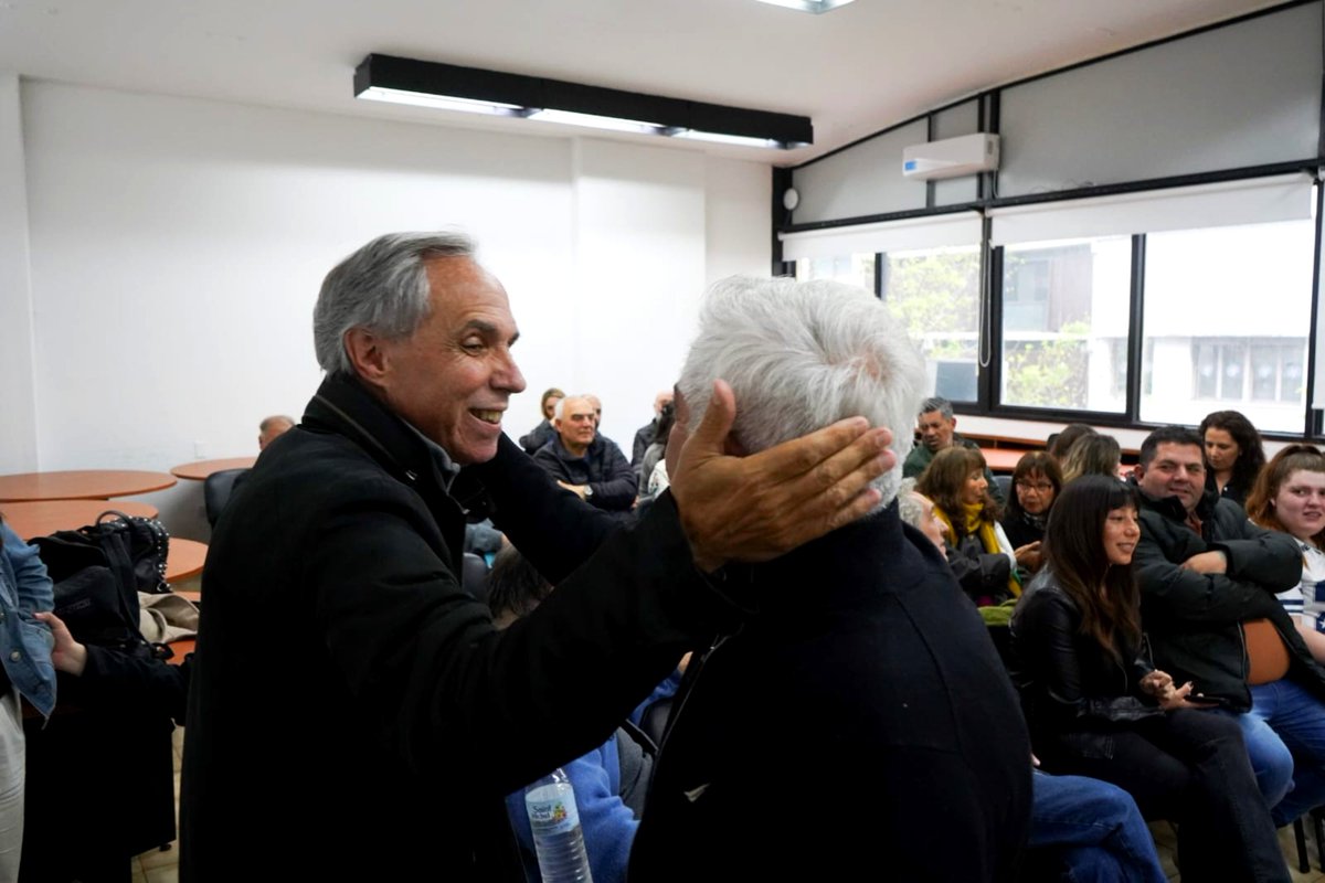joserarteaga's tweet photo. La patria no se vende ♥️🇦🇷

Asistimos el conversatorio “Soberanía en disputa”, donde se abordó las implicancias del Decreto 70/23 sobre la Ley de Tierras y la integridad territorial de la Argentina.

Un privilegio escuchar el conocimiento y la claridad de @jerogi y Hugo Robert. El compromiso del @cecimlaplata en la defensa de la soberanía nacional sigue siendo un ejemplo. 👏

Gracias a @valentinopepe_, @maryan_FRLP y a la agrupación El Amparo por organizar esta jornada necesaria, más aún en este tiempo.

📍 Edificio Karakachoff, @unlp