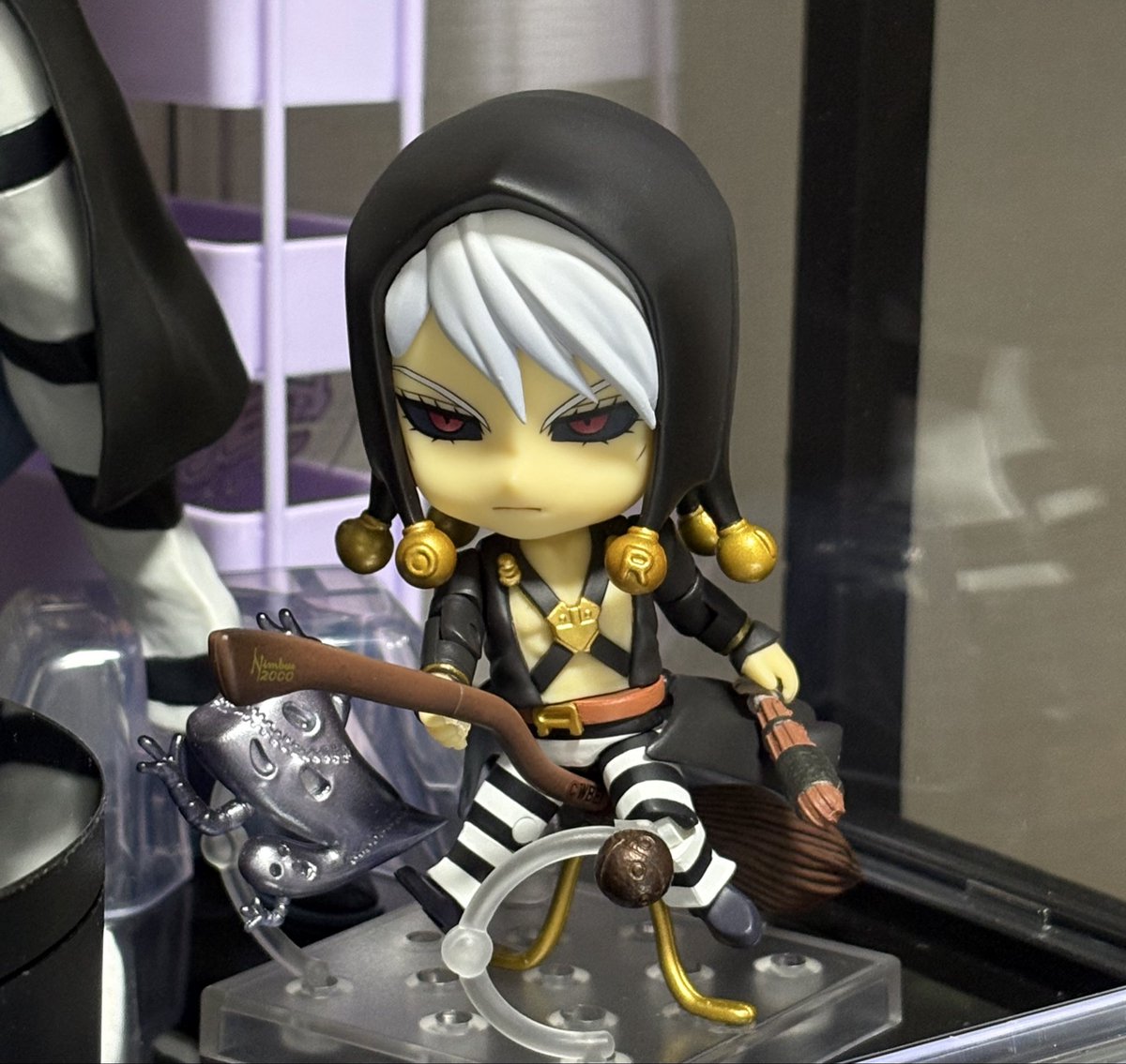 h0tama's tweet photo. 最近また可動フィギュアのポーズ変えたの〜。

コートの裾のせいで背のある椅子に座れなくて（そりゃそう）、いっそ不敵にこういうのにしたらカッコいいんじゃないかって…🥺
ちみ🥣の方はハロウィンだしって事でクィディッチ中。かわいい！ https://t.co/smupU4b2Kk