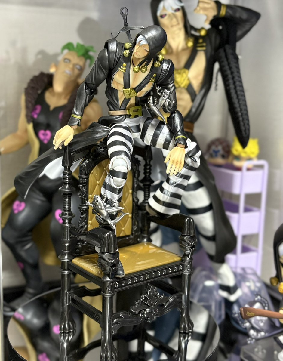 h0tama's tweet photo. 最近また可動フィギュアのポーズ変えたの〜。

コートの裾のせいで背のある椅子に座れなくて（そりゃそう）、いっそ不敵にこういうのにしたらカッコいいんじゃないかって…🥺
ちみ🥣の方はハロウィンだしって事でクィディッチ中。かわいい！ https://t.co/smupU4b2Kk