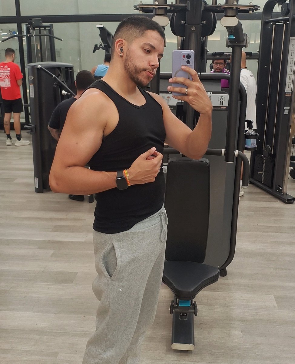 Luckazz's tweet photo. sobrevivi à academia em horário de pica https://t.co/A94T49nPUS