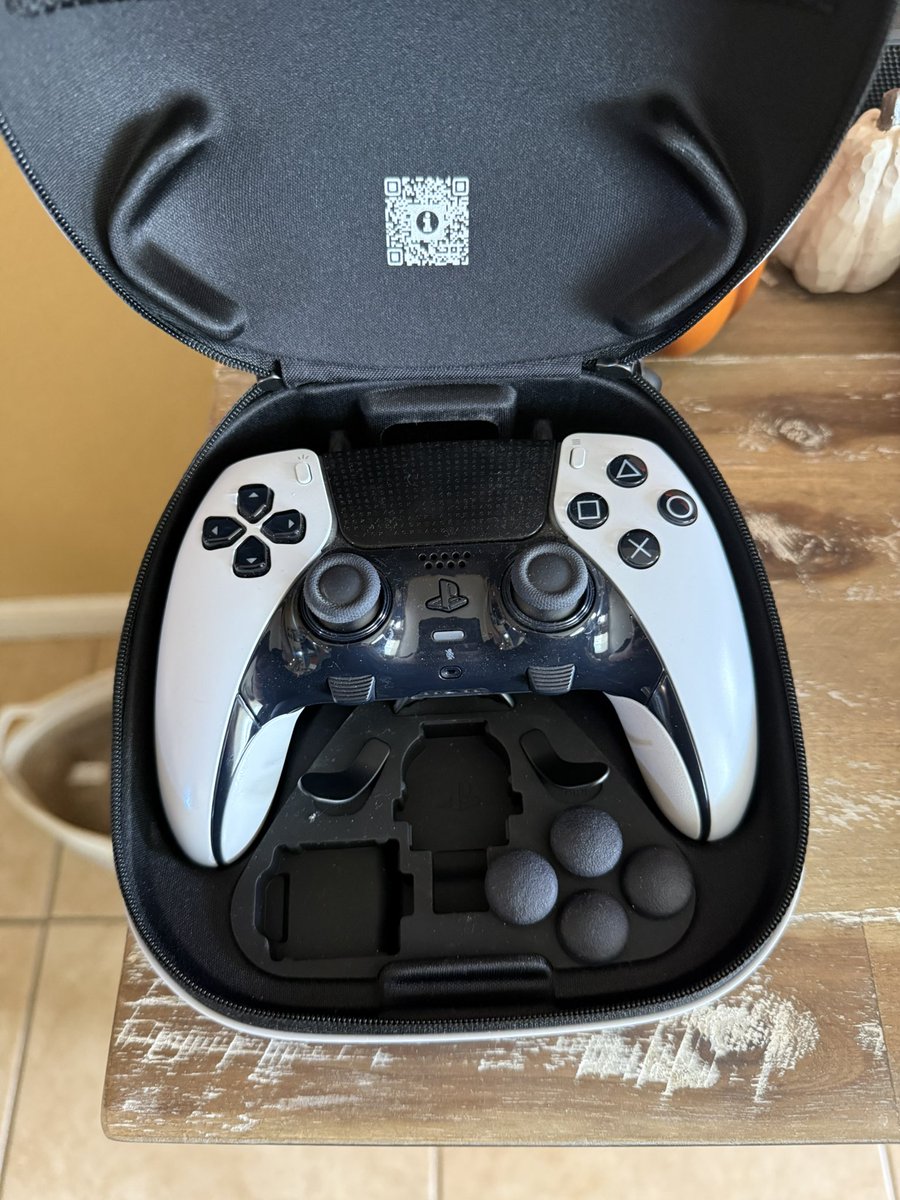 HGoobs's tweet photo. If anyone looking for some ps5 controllers hmu👀 https://t.co/S3FILoR28I