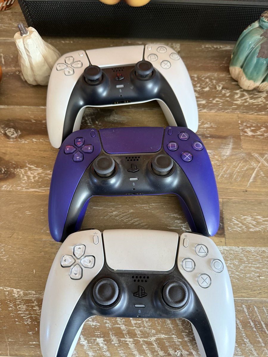 HGoobs's tweet photo. If anyone looking for some ps5 controllers hmu👀 https://t.co/S3FILoR28I