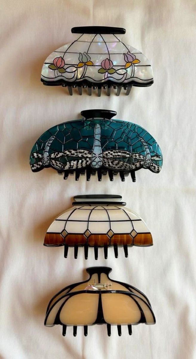 EvaLovesDesign's tweet photo. Girls, Claw Clips for Christmas 🎄

Cellulose acetate hair claw clips are durable, plant-based accessories made from recycled wood pulp and cotton fibers. They offer superior flexibility, a richer glossy finish, and less brittleness than standard petroleum-based plastic clips. https://t.co/8lIUTiHOhI