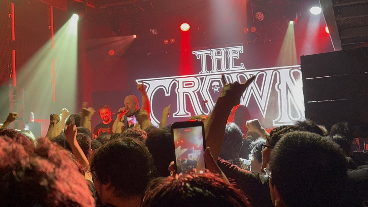 35left's tweet photo. 昨夜はThe Crown見納めてきました😭
最強でした🔥
最初から最後までずっとかっこよかった…
そしてフロアも最初から最後までずっとグルグルしてた…
終盤ちょっとウルっとしちゃった🥺

チビが頑張って撮った写真と、会場で会ったいつもの人達😊
#TheCrown https://t.co/Bv3hVizI4t