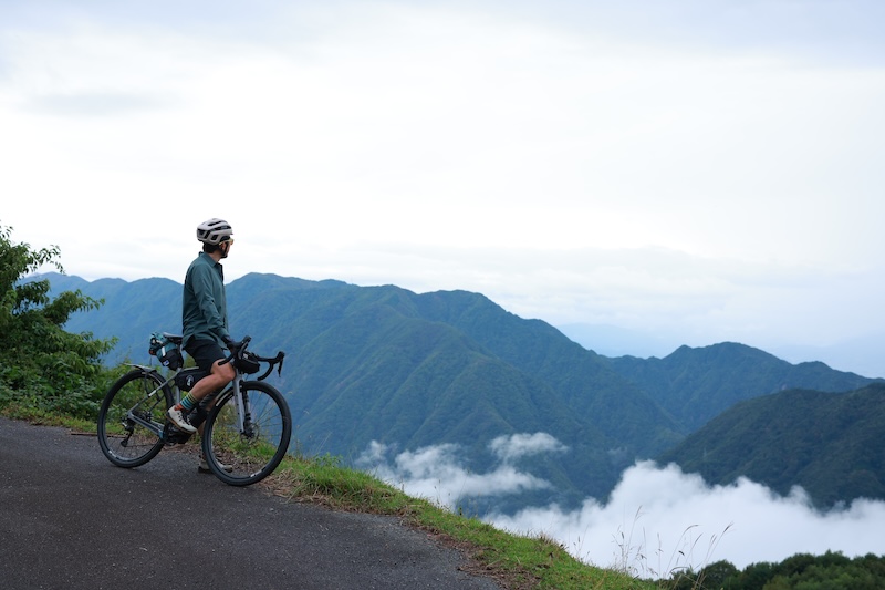 cyspo's tweet photo. 🚴サイクルスポーツ12月号の見どころを紹介「山と温泉で極上の癒しを。秋の自転車特集」 

紅葉の絶景を楽しみながら峠を越え、ライド後は極上の温泉へ♨️ 南信州・大鹿村���「山塩館」など、愛車と安心して泊まれる自転車宿や、快適な旅に役立つ必須アイテムも紹介します。 
https://t.co/0Z4g00jSXY https://t.co/yrkzuyYm8c