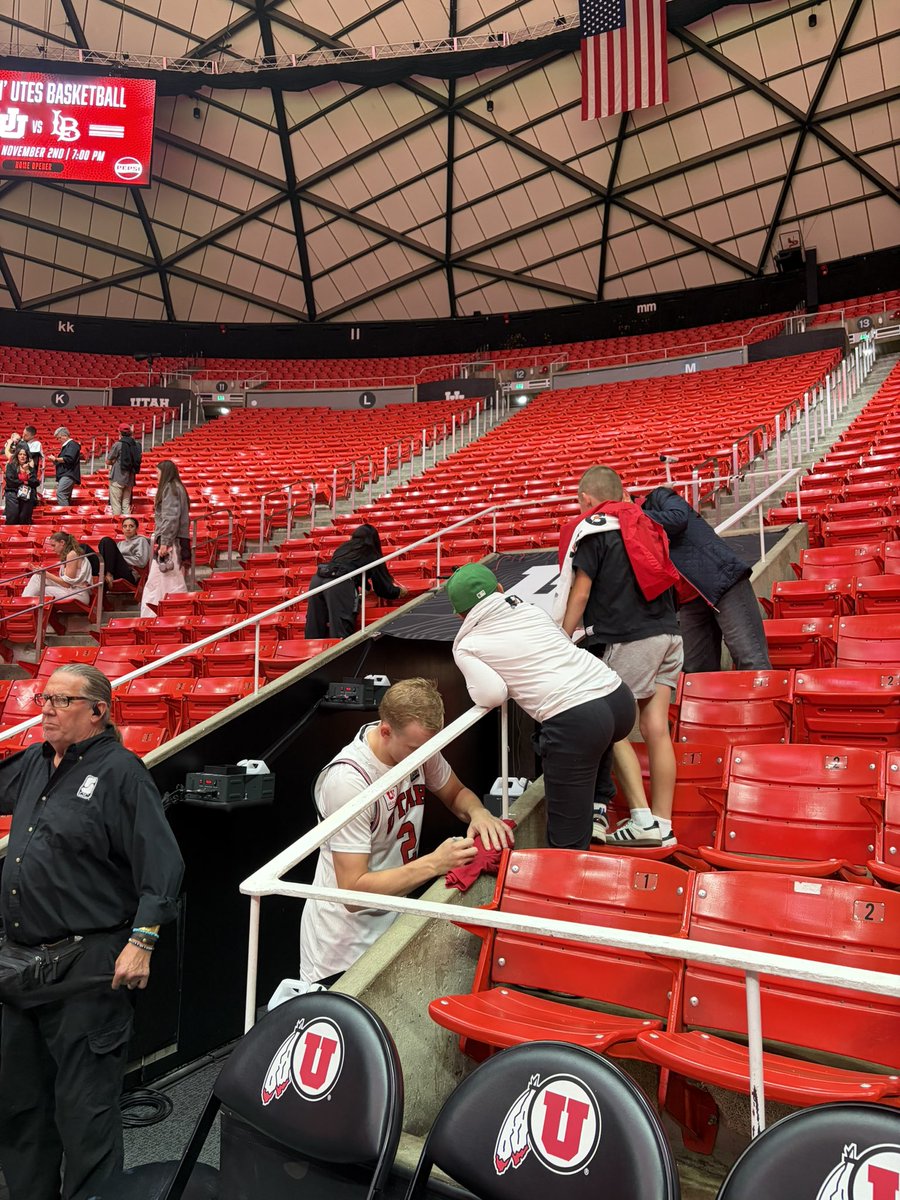 _johnleone's tweet photo. Jackson Holcombe signing some autographs for fans after Utah’s win over Oregon. https://t.co/uMVI0DutyR