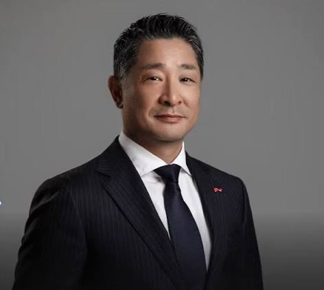 japan_miyu_'s tweet photo. 【モンゴル】

「KDDI子会社社長がモンゴル唯一の自然保護区の8割を焼失させる」

モンゴル国民の怒り収まらず

企業名：モビコム株式会社
備考：KDDI(au)子会社

氏名：越智康博
職業：モビコム株式会社 CEO

事件は今月8日、越智らモビコム社幹部達が
モンゴルの自然保護区に侵入

車のマフラーに草が絡まり出火

※そもそも正規許可を取ってないとも言われてる

焼けた範囲は東京都の2倍以上

固有の動植物も無数に焼失
被害規模すら算出出来ず

本来、立ち入りが厳しく規制される厳重エリア

KDDI側は4G通信フィールドテストで立ち入ったと説明するが、実態は幻の魚アムールイトウの釣り目的で侵入していたと見られる

現在、モンゴルが謝罪だけでは許さないってぶちギレられてて越智、多額の損害賠償請求される見通し