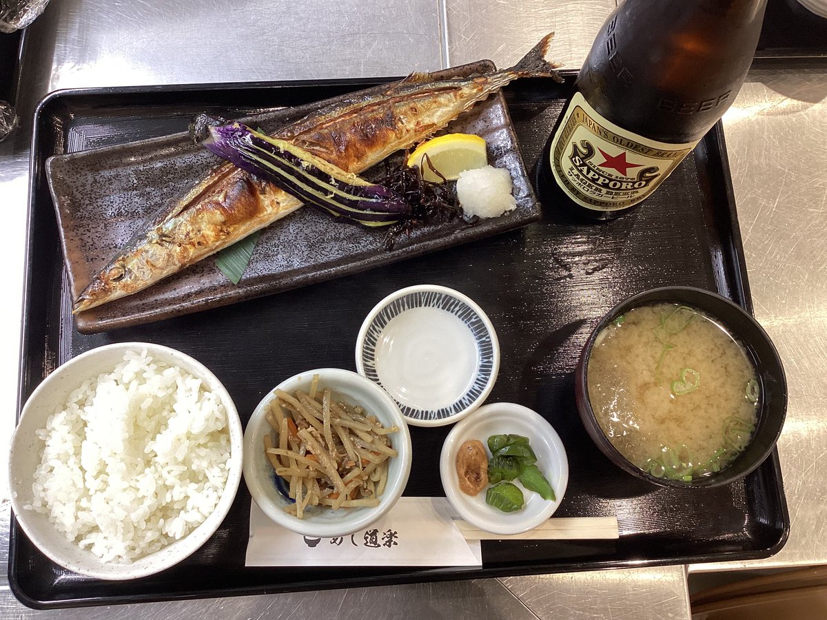 meshido_nerima's tweet photo. こんにちは😃

食堂めし道楽練馬店です✨
本日の日替わり定食は、【A. 秋定食(・北海道　天然真鯛刺身・小松菜おひたし・鶏天南蛮・銀姫カマ焼き)】または
【B.秋刀魚塩焼き定食】　　1390円です✨

数量限定！定食としてはもちろん、ちょい飲み&amp;一人飲みにも👌🍻

#練馬グルメ #練馬ランチ #練馬 https://t.co/ADZhKil0Mk