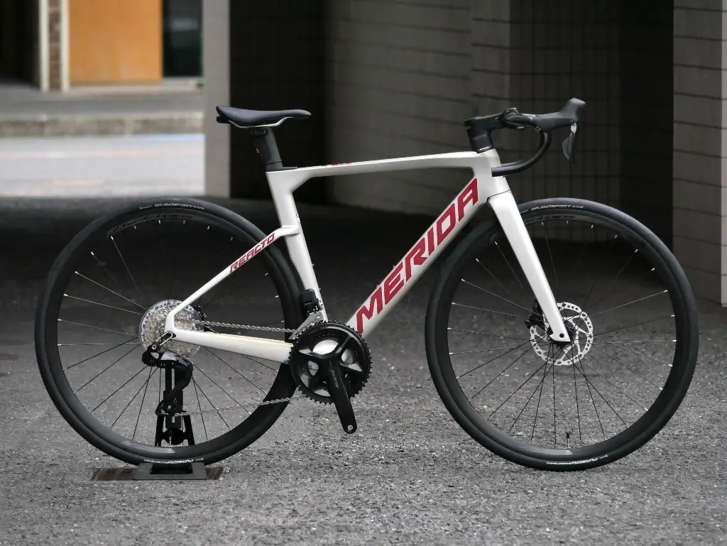 kanzakisenri's tweet photo. 【旧モデル大特価】MERIDA REACTO 6000 [2025]
Shimano 105 Di2搭載。空力性能と加速性能にこだわったエアロロードです！
👇セール価格はこちら
https://t.co/OkOfP4lJWD
#MERIDA #ロードバイク #リアクト https://t.co/0WJIstVK4o