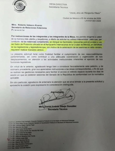 LuisCardenasMx's tweet photo. 🚨No es broma: Morena busca acceso a salón VIP del AICM para senadores

La senadora del PRI, @ClaudiAnaya, denunció que desde la Mesa Directiva del Senado se solicitó acceso al Salón de Protocolo del Aeropuerto Internacional de la Ciudad de México para legisladores que viajan a las sesiones.

La priista difundió un oficio fechado el 5 de octubre, firmado por Daniel Sibaja, secretario técnico de la Mesa Directiva, y dirigido al canciller Roberto Velasco.

El salón está destinado a la atención de diplomáticos y altos funcionarios, con espacios privados y asistencia en trámites aeroportuarios.

Aunque integra la Mesa Directiva, Anaya aseguró que nunca solicitó ese beneficio.

“Yo no pedí nada, ellos mandan”, reclamó.

Información de @Juan_OrtizMX