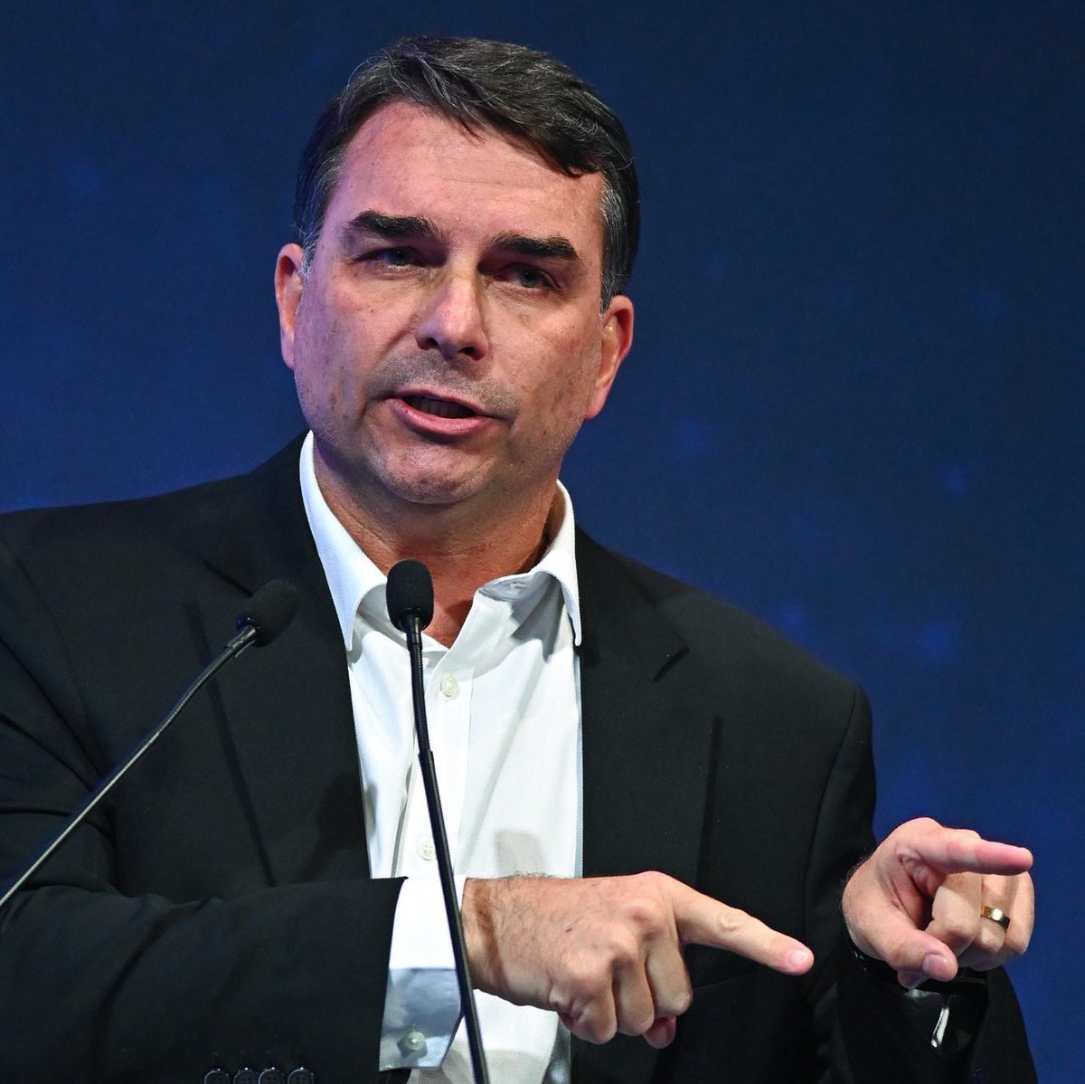 ojornaleirobr's tweet photo. 🚨 BOMBA! NEM TERMINAMOS DE DIGERIR O ÚLTIMO ESCÂNDALO E FLÁVIO BOLSONARO JÁ MERGULHA EM OUTRO!

Uma reportagem exclusiva da revista piauí revela que Flávio Bolsonaro participou de um passeio de lancha com lobistas da Covaxin e três garotas de programa, em julho de 2020, no auge da pandemia.

Enquanto o Brasil já contabilizava mais de 76 mil mortes pela Covid-19, o filho do então presidente participava de um churrasco no Lago Paranoá, em Brasília, organizado para agradá-lo.

Entre os envolvidos estava Danilo Trento, ligado à Precisa Medicamentos, empresa que intermediou um contrato de R$ 1,6 BILHÃO para vender 20 milhões de doses da Covaxin ao governo Bolsonaro.

A vacina custaria US$ 15 por dose, uma das mais caras negociadas pelo governo.

Segundo a piauí, Flávio desceu à cabine da embarcação acompanhado de garotas de programa. E não foi só isso: o senador teria deixado a festa usando um relógio Rolex presenteado por Danilo Trento!

Vale lembrar que a CPI da Covid investigou suspeitas de irregularidades na negociação da Covaxin. Na mesma CPI, um representante da Davati denunciou um suposto pedido de propina de US$ 1 por dose em outra negociação de vacinas, envolvendo a AstraZeneca.

O contrato da Covaxin acabou cancelado, sem pagamento, depois das denúncias.

E agora descobrimos que, antes de toda essa investigação, empresários interessados em vender vacinas ao governo já ofereciam festas e presentes ao filho do presidente.

Meses depois do passeio, Flávio ainda abriu as portas do BNDES para empresários ligados à Precisa.

É um escândalo atrás do outro! Ontem, as suspeitas envolvendo uma casa de apostas. Hoje, uma festa com lobistas de um contrato bilionário de vacinas, garotas de programa e um Rolex.

Enquanto brasileiros morriam e famílias desesperadas esperavam por vacinas, era assim que empresários interessados em negócios com o governo se aproximavam do poder.

E esse homem quer ser presidente do Brasil!

Fonte: revista piauí e CPI da Covid.