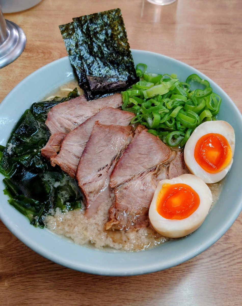jumpei_3333's tweet photo. ラーメンショップ石川店@藤沢市石川
ラーメン🍜 TP味玉+刻みネギ+募金チャ 
久しぶりのラーメンはやっぱりぱんちゃんのお店で決まり‼️
背脂たっぷりの熱々豚骨スープが朝から五臓六腑に染み渡ります🤩✨
ヒロト君､ジョロさん朝から同麺あざーす😉
ぱんちゃん美味しいラーメンありがとです😋 https://t.co/qRqJpRbaZg