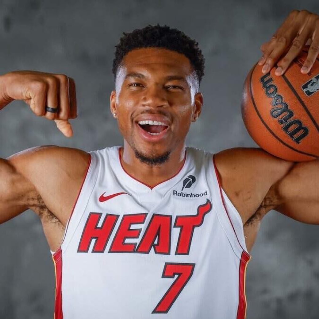 TheHoopCentral's tweet photo. GIANNIS IN THE 1ST QUARTER:

14 POINTS
2 REBOUNDS 
5/6 FGM
9 MINUTES 

LOCKED IN. 🔥🔥🔥 https://t.co/H21pKkAqNJ