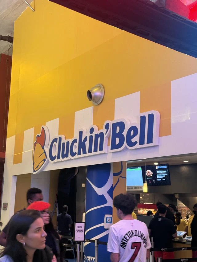 luciacaminoss's tweet photo. Rockstar Games no solo recreó Burget Shot.. 

tambien recreó el Cluking'Bell

El mejor MARKETING DE ROCKSTAR siento una envidia a los de Miami que ni te imaginas 😭 https://t.co/Sq70zmNu26