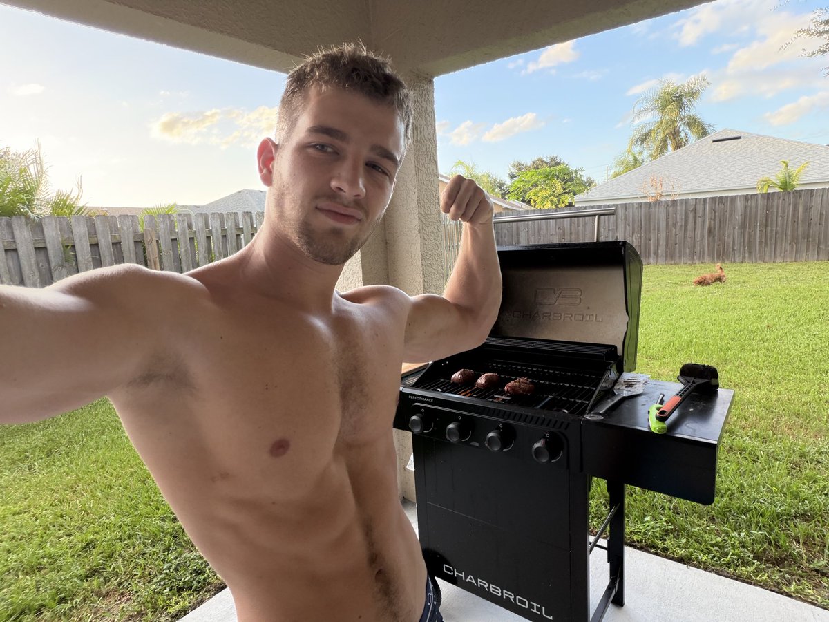alphaRa0's tweet photo. Grilling some stakes for dinner, what do you wanna eat?😅 https://t.co/7W47ymAriz
