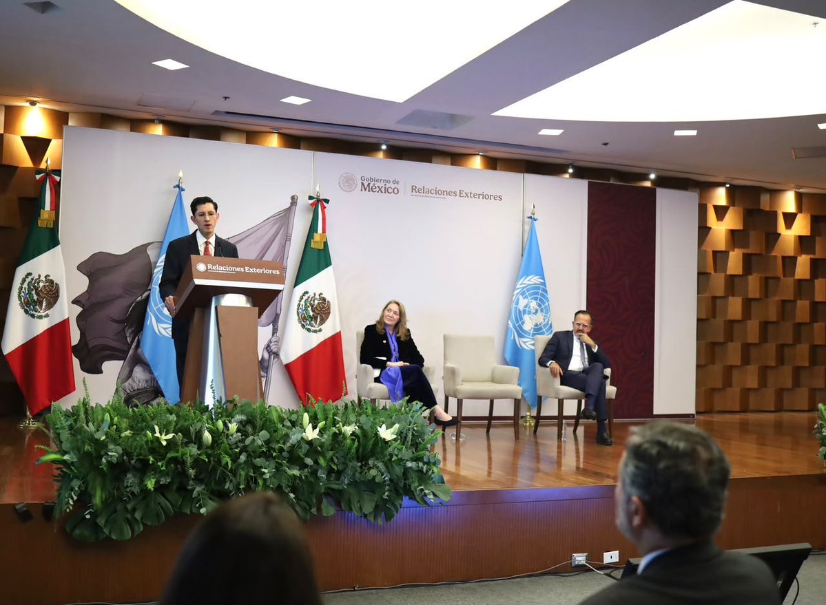 SRE_mx's tweet photo. Esta tarde en la @SRE_mx, el secretario Roberto Velasco (@r_velascoa) encabezó la conmemoración del 81 aniversario de la Organización de las Naciones Unidas, con el subsecretario para Asuntos Multilaterales y Derechos Humanos, Enrique Ochoa (@OCHOA_MX_UN), y la coordinadora residente de @ONUMX, Allegra Baiocchi (@AllegraBaiocchi).

Velasco destacó el compromiso multilateral de México para seguir trabajando en Naciones Unidas con una visión humanista, la cual genere, en conjunto con los demás países, prosperidad compartida y sociedades más libres, democráticas y justas: 

“Colaboramos de la mano con el Sistema de las Naciones Unidas en México para que contribuya a la transformación que impulsa la presidenta Claudia Sheinbaum Pardo, una transformación que pone primero a quienes históricamente han sido dejados atrás”, señaló.