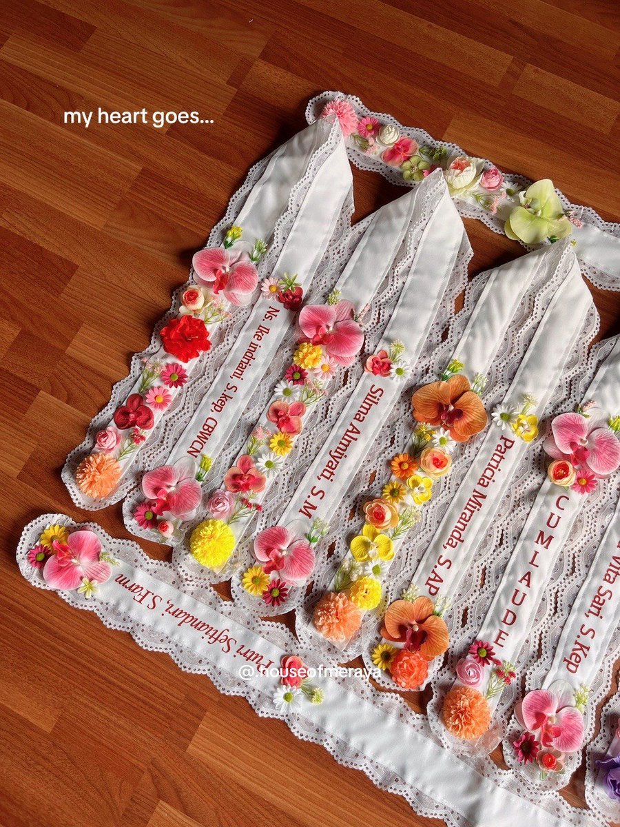 demureist's tweet photo. bored of regular bouquets? Try this graduation flower sash! selempang bunga (flower sash) yang bisa dicustom warna pita &amp; bunganya beneran cocok banget buat kado wisuda! hasil foto auto beda sendiri, super pretty, dan masih jarang banget yang pakai😍🎀💝 https://t.co/LHi9mjq6wX