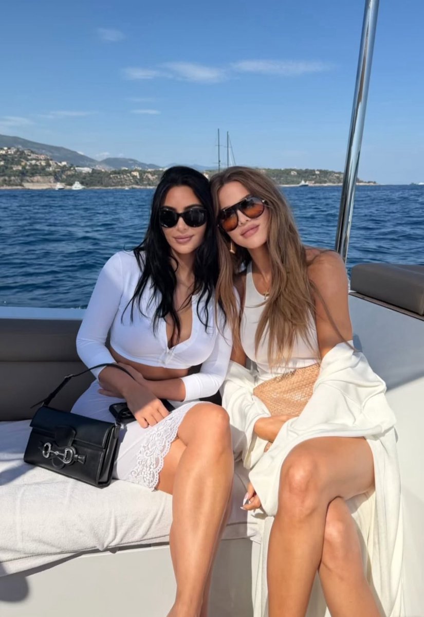 Updatekhloee's tweet photo. Kim and Khloé https://t.co/R4f7nbf426