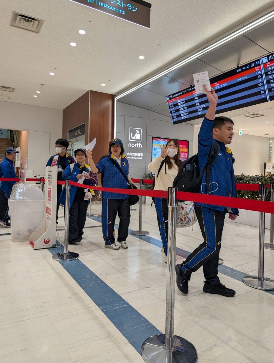 paraspo_info's tweet photo. 【いざ、全国障害者スポーツ大会へ】
本日、いよいよ青森県へ出発！✈️
早朝から気合十分です！

選手の皆さんの活躍を、ぜひ応援しましょう！🔥
燃えろ！ガッツだ！大阪市選手団！💪

#青の煌めきあおもり障スポ　#大阪市 https://t.co/8SiEnQnPOY