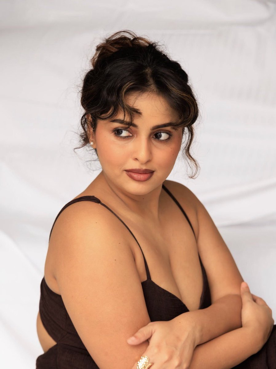 KollywoodCinima's tweet photo. ✨ Thamizhvani 🖤🌹 A beautiful blend of elegance, confidence, and captivating charm! 💫 Her radiant smile, expressive eyes, and graceful presence create a stunning aura that effortlessly steals hearts and leaves everyone mesmerized! 🖤✨

#Thamizhvani #KollywoodCinima https://t.co/JbJ7N9A0IB