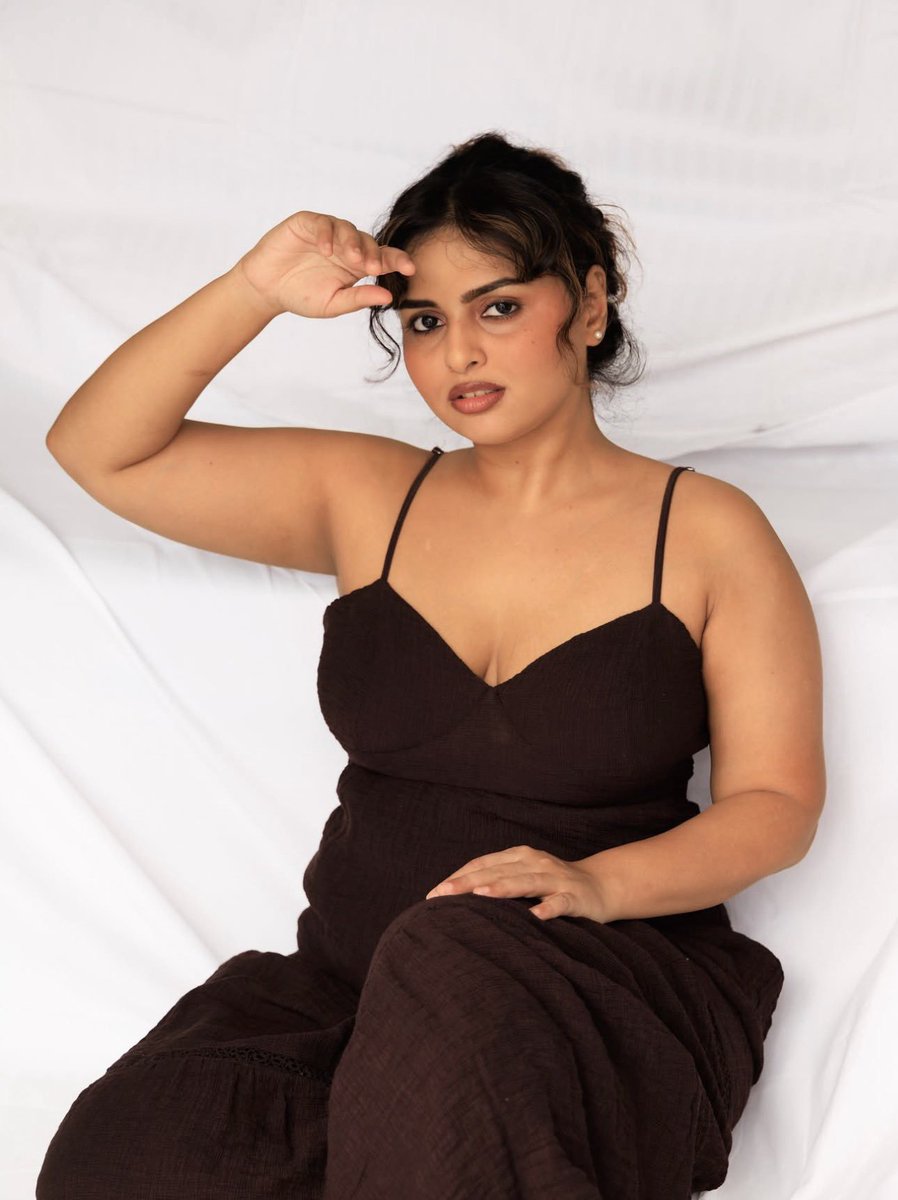 KollywoodCinima's tweet photo. ✨ Thamizhvani 🖤🌹 A beautiful blend of elegance, confidence, and captivating charm! 💫 Her radiant smile, expressive eyes, and graceful presence create a stunning aura that effortlessly steals hearts and leaves everyone mesmerized! 🖤✨

#Thamizhvani #KollywoodCinima https://t.co/JbJ7N9A0IB