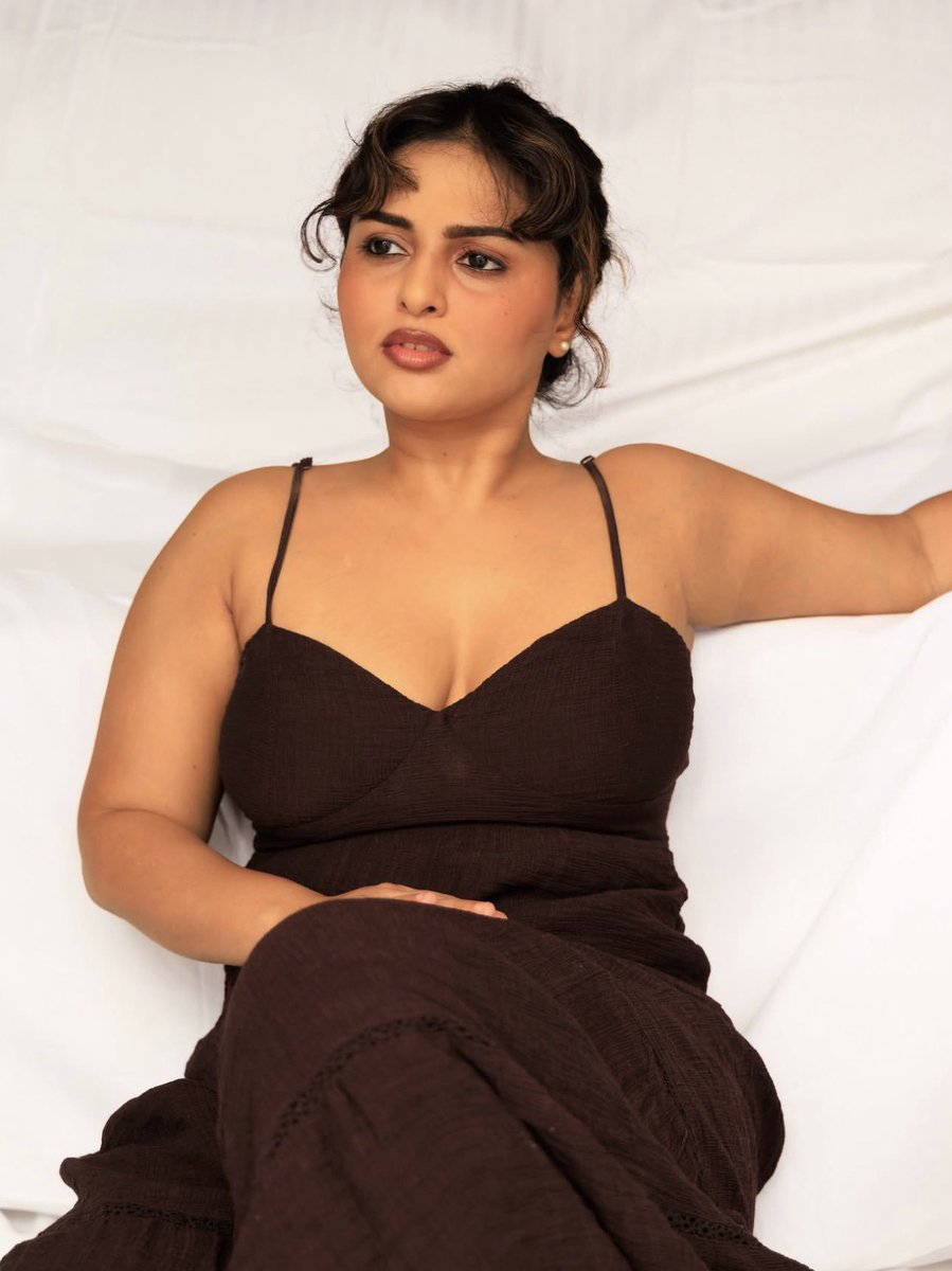 KollywoodCinima's tweet photo. ✨ Thamizhvani 🖤🌹 A beautiful blend of elegance, confidence, and captivating charm! 💫 Her radiant smile, expressive eyes, and graceful presence create a stunning aura that effortlessly steals hearts and leaves everyone mesmerized! 🖤✨

#Thamizhvani #KollywoodCinima https://t.co/JbJ7N9A0IB